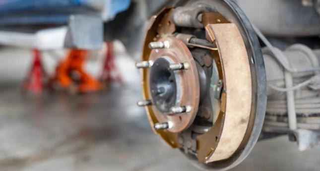 How to Adjust Drum Brakes on a Trailer