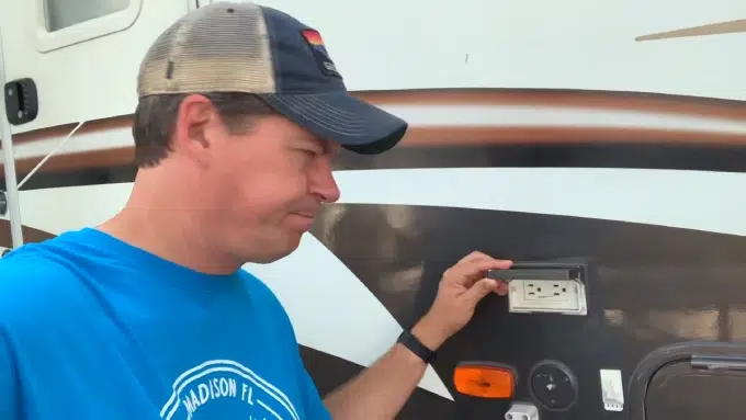 Do RV Outlets Work On Battery: Total 7 Factors