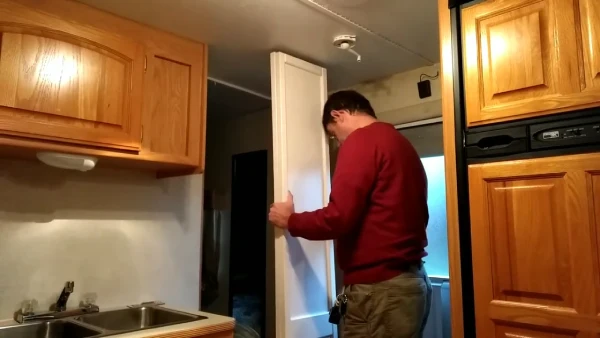 Is It Possible to Replace the Bathroom Door On An RV