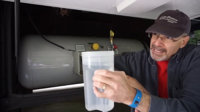 how to check rv propane tank level