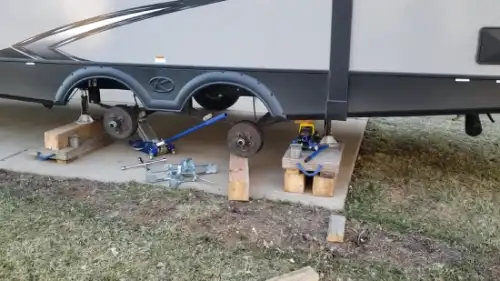 Do travel trailers have self-leveling jacks