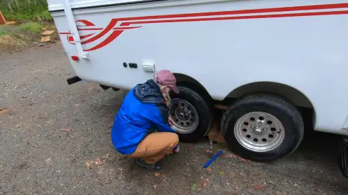 Jacking up a Travel Trailer to Change a Tire