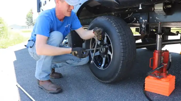 how to jack up travel trailer to change tire
